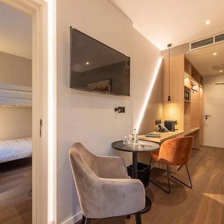 Hotel The Cornr 4*