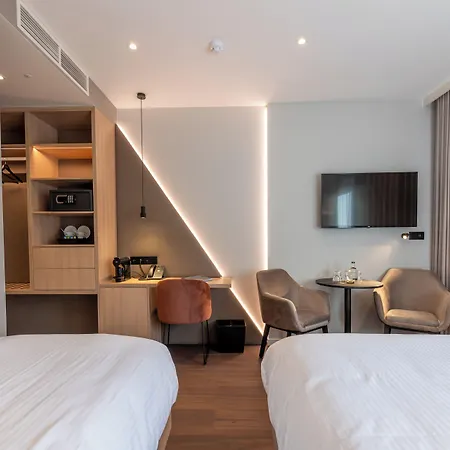Hotel The Cornr 4*